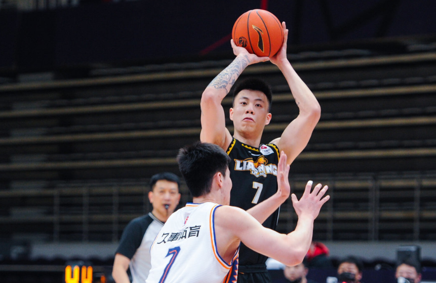 关于篮球赛场强强对话，冠军之争谁能笑到最后？的信息