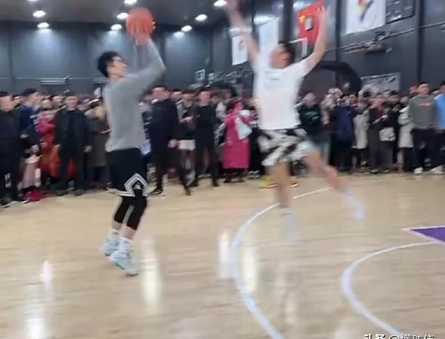 热闹篮球比赛吸引无数球迷打卡