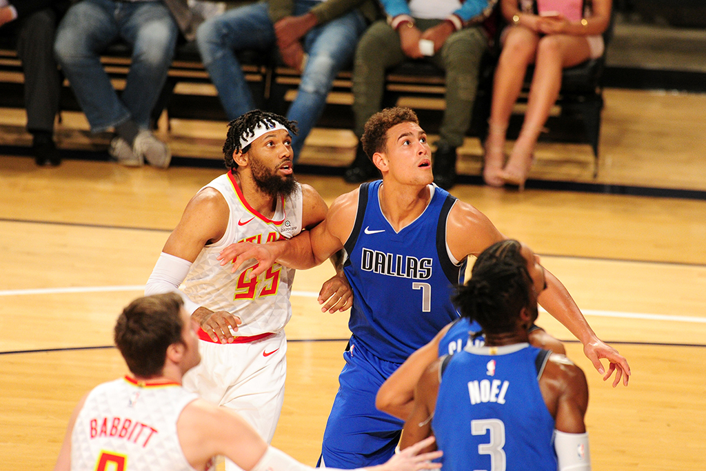 九游网页版登录入口-老鹰主场难挡小牛疯狂进攻，遭遇大败