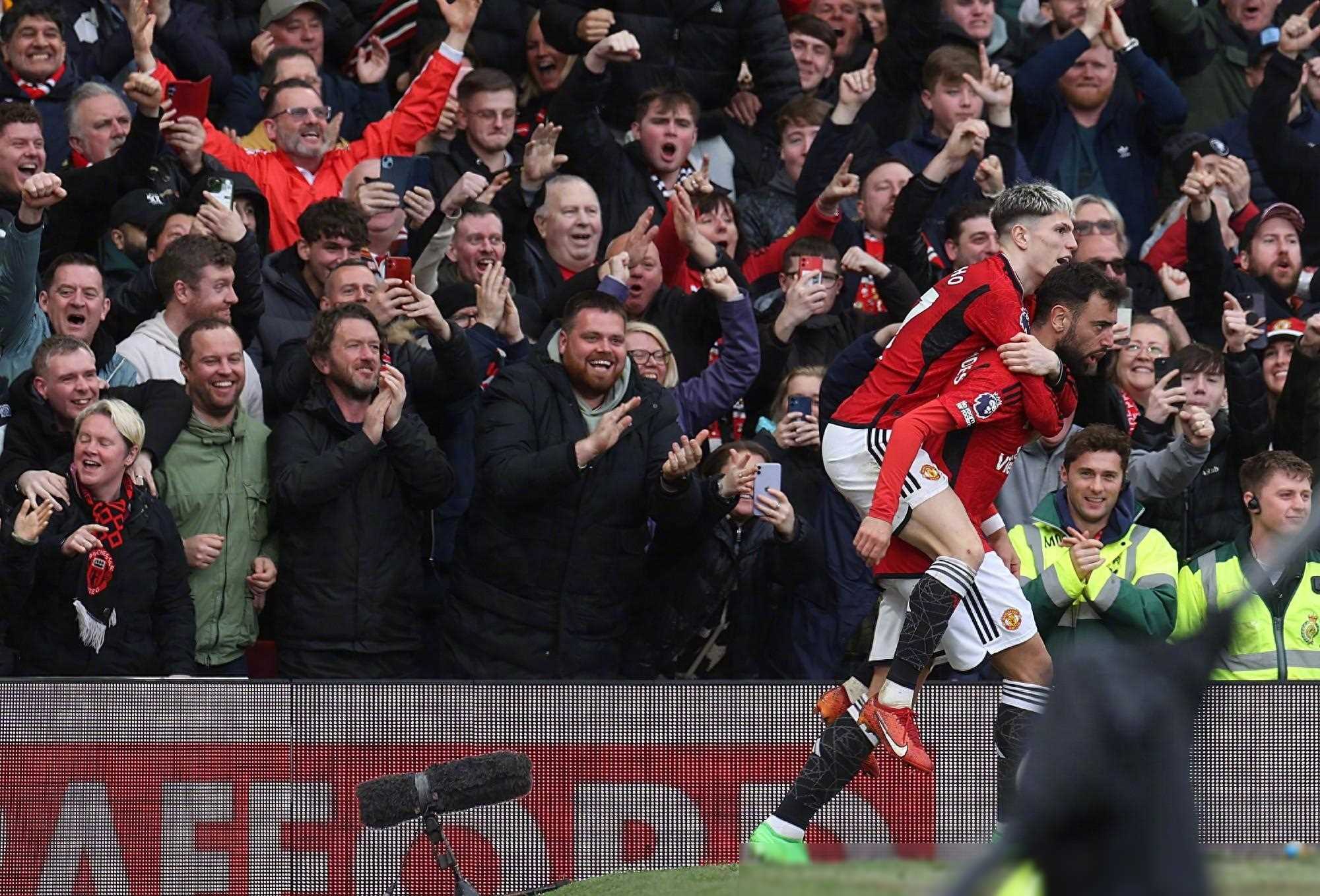 曼联大比分战胜对手，占据英超榜首位置