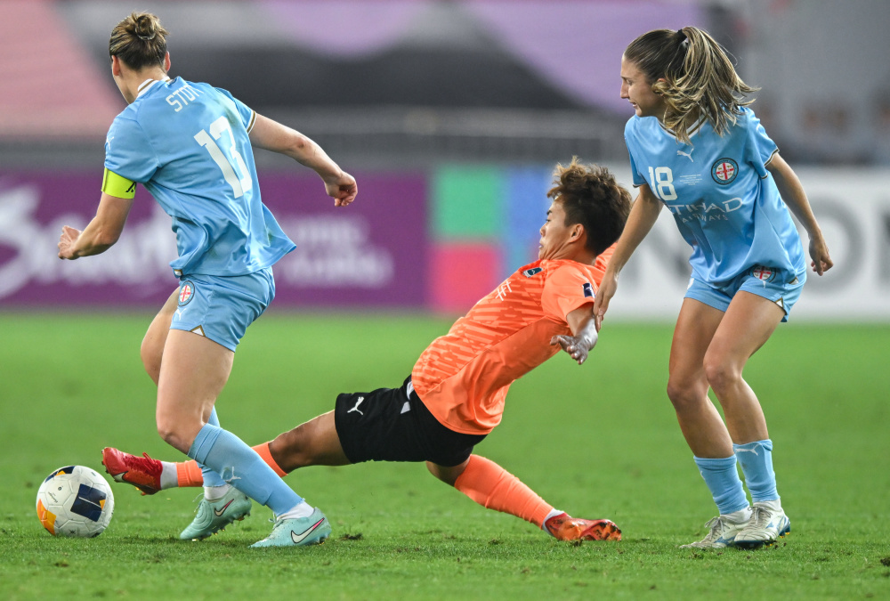 韩国女足在比赛中遭遇挑战，坚持不懈