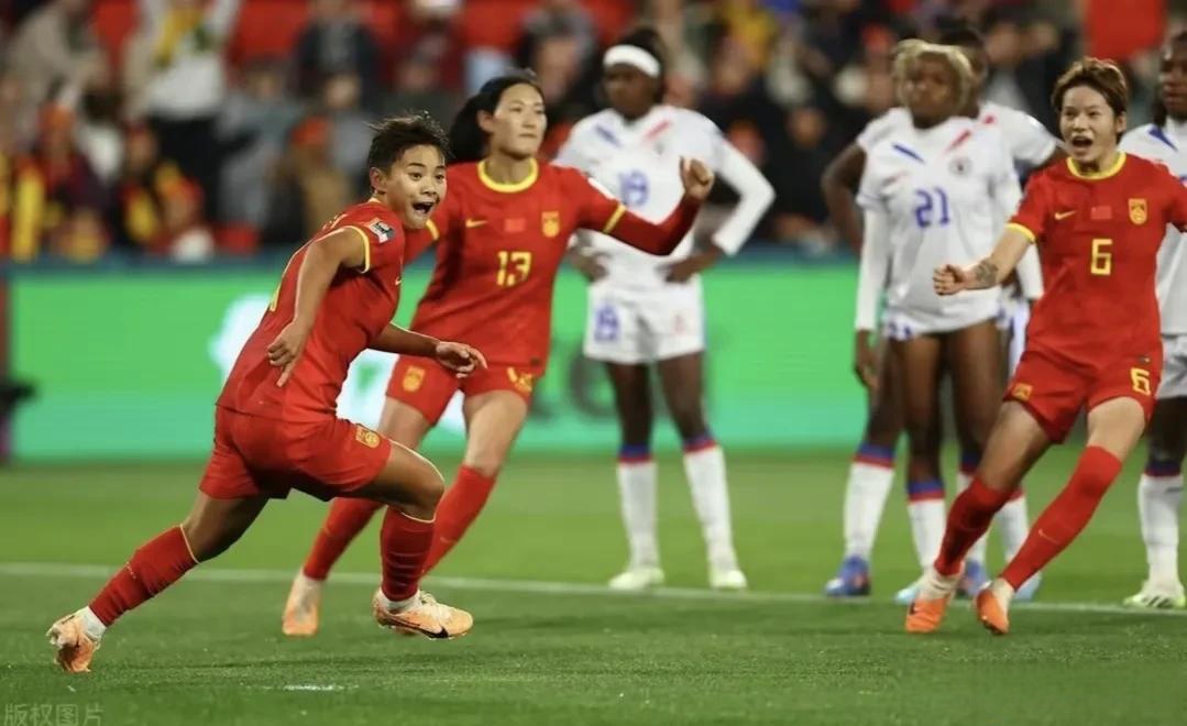 九游官网app-女足选手团结一心迎战对手！