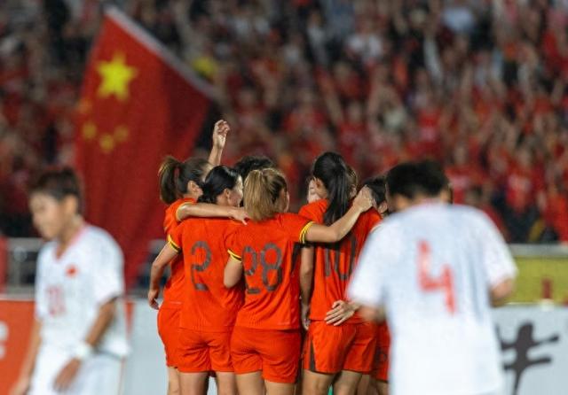 女足选手团结一心迎战对手！