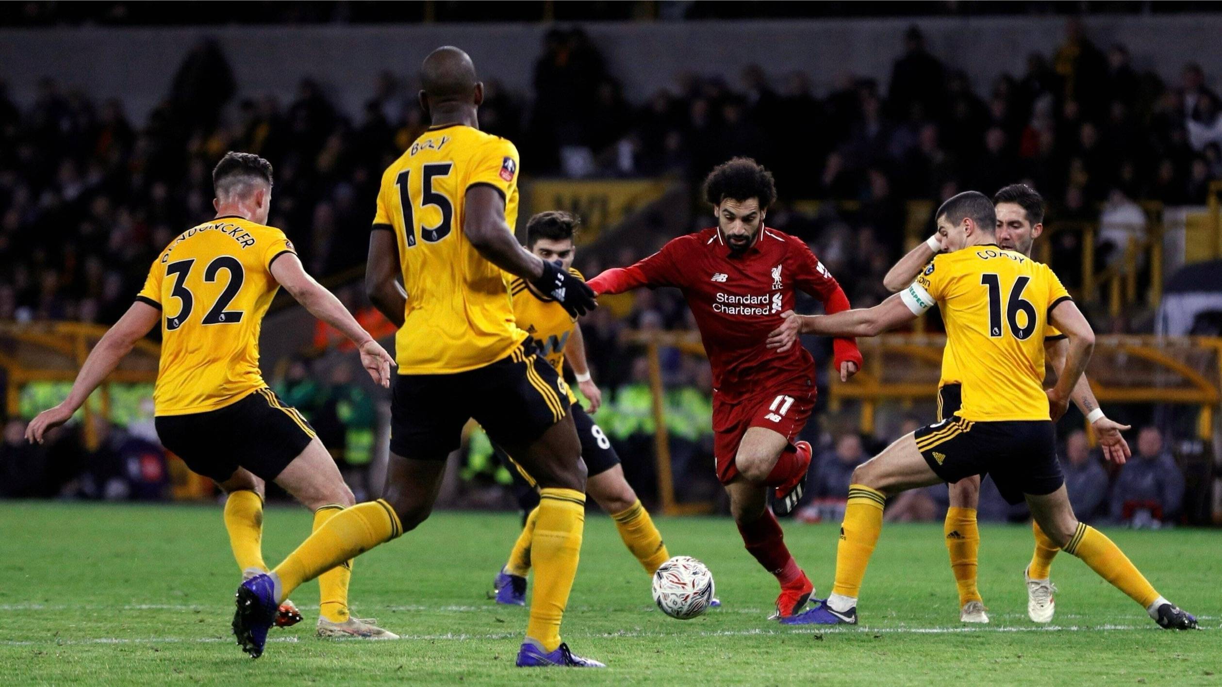 足球比赛场上，每个球员都是英雄