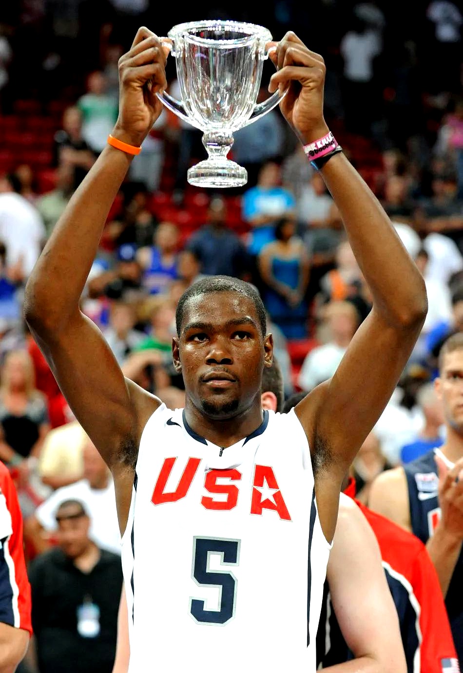 九游直播-篮球巨星再次引起球迷的热议和关注的简单介绍