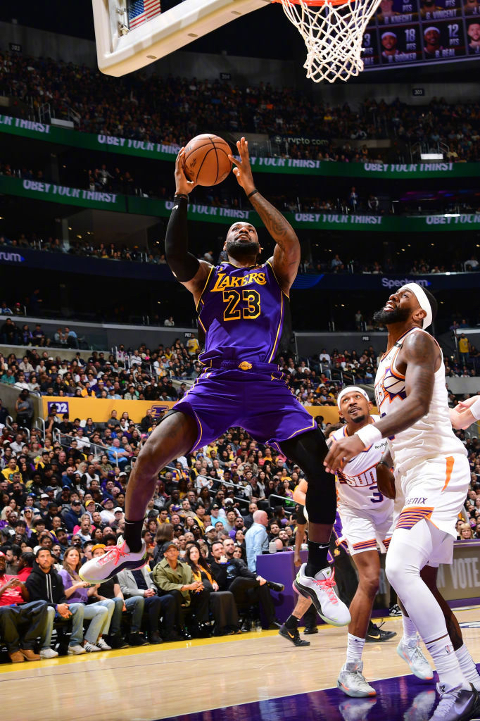 九游官方-湖人负奇才开启连败，詹皇霸气得分却难改局面