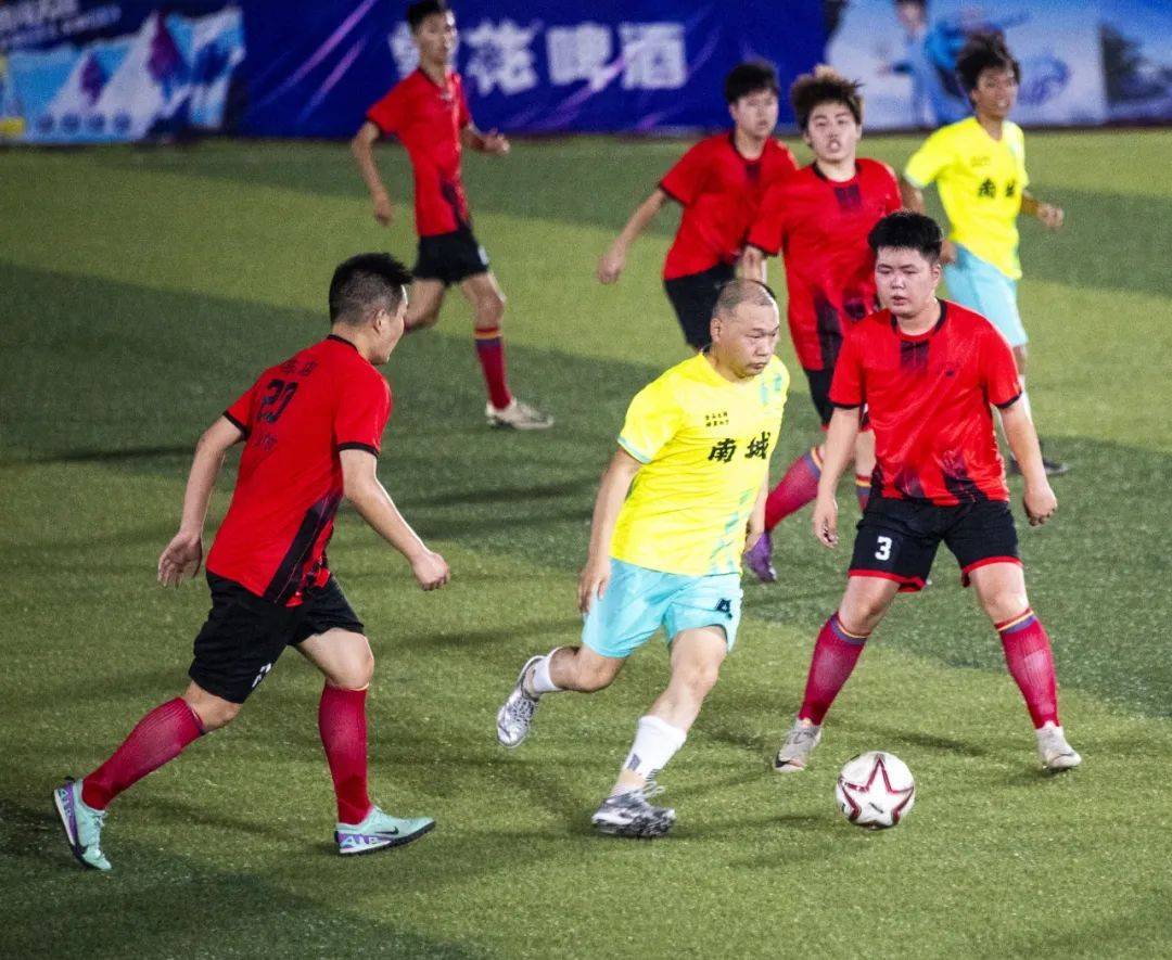 国内足球竞赛激情迭起,球员情绪高涨的简单介绍 国内足球竞赛激情迭起,球员情绪高涨的简单介绍