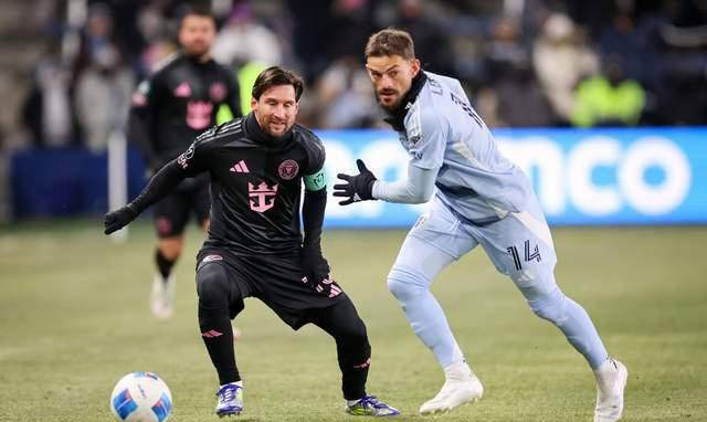 梅西在曼联的首场比赛中破门 梅西在曼联的首场比赛中破门